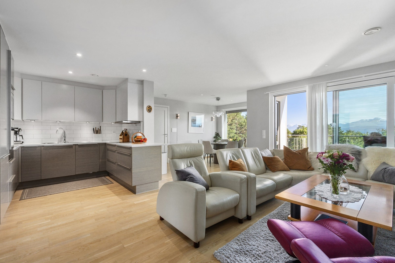 Trivelig stue og kjøkken i åpen løsning med utgang til terrasse. Leiligheten er beliggende i byggets underetasje. Galleribilde