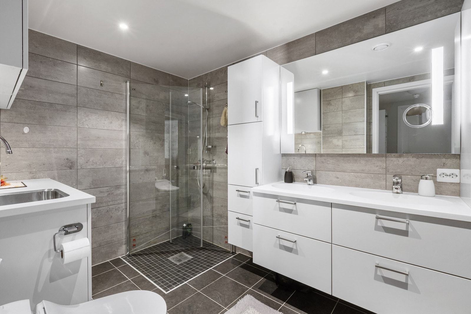 Badet er innholdsrikt og innehar blant annet et Geberit spyletoalett. Galleribilde