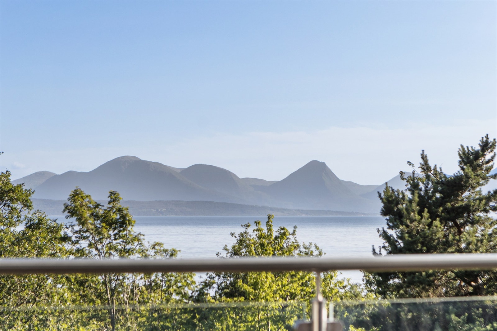 Flott utsikt mot fjord og fjell! Galleribilde