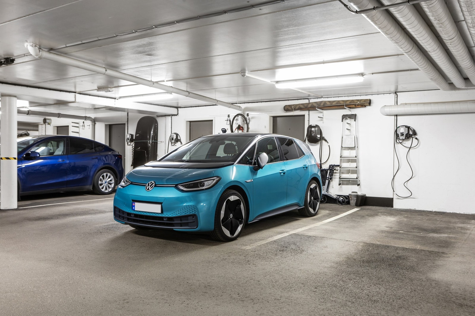 Garasjeplass med elbillader. Galleribilde