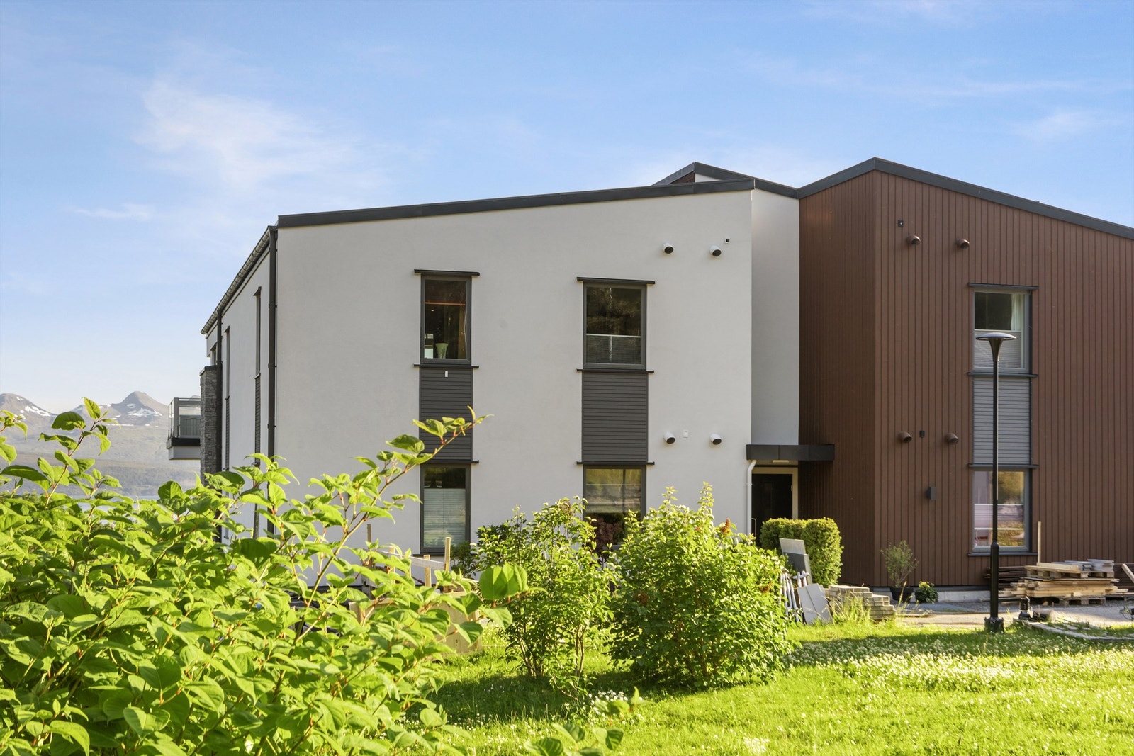 Bebyggelsen er en flermannsbolig oppført i 2016 med totalt 12 boligseksjoner og 4 nærings-/parkeringsseksjoner. Den aktuelle leiligheten er beliggende i underetasje. I samme plan er det biloppstillingsplass i parkeringsgarasje. Galleribilde