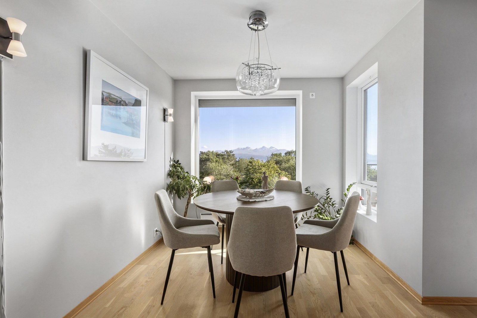 God plass for spisestuebord med stort vindu og god utsikt Galleribilde