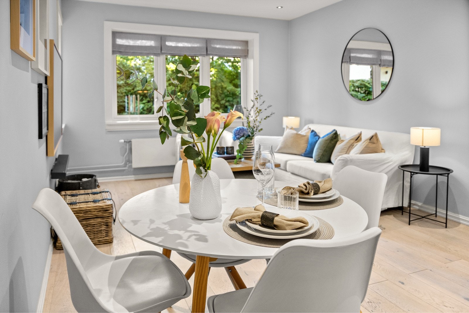 Standarden er god med den fine eikeparketten på gulv, lyse flater og dimbare downlights i himling. Galleribilde