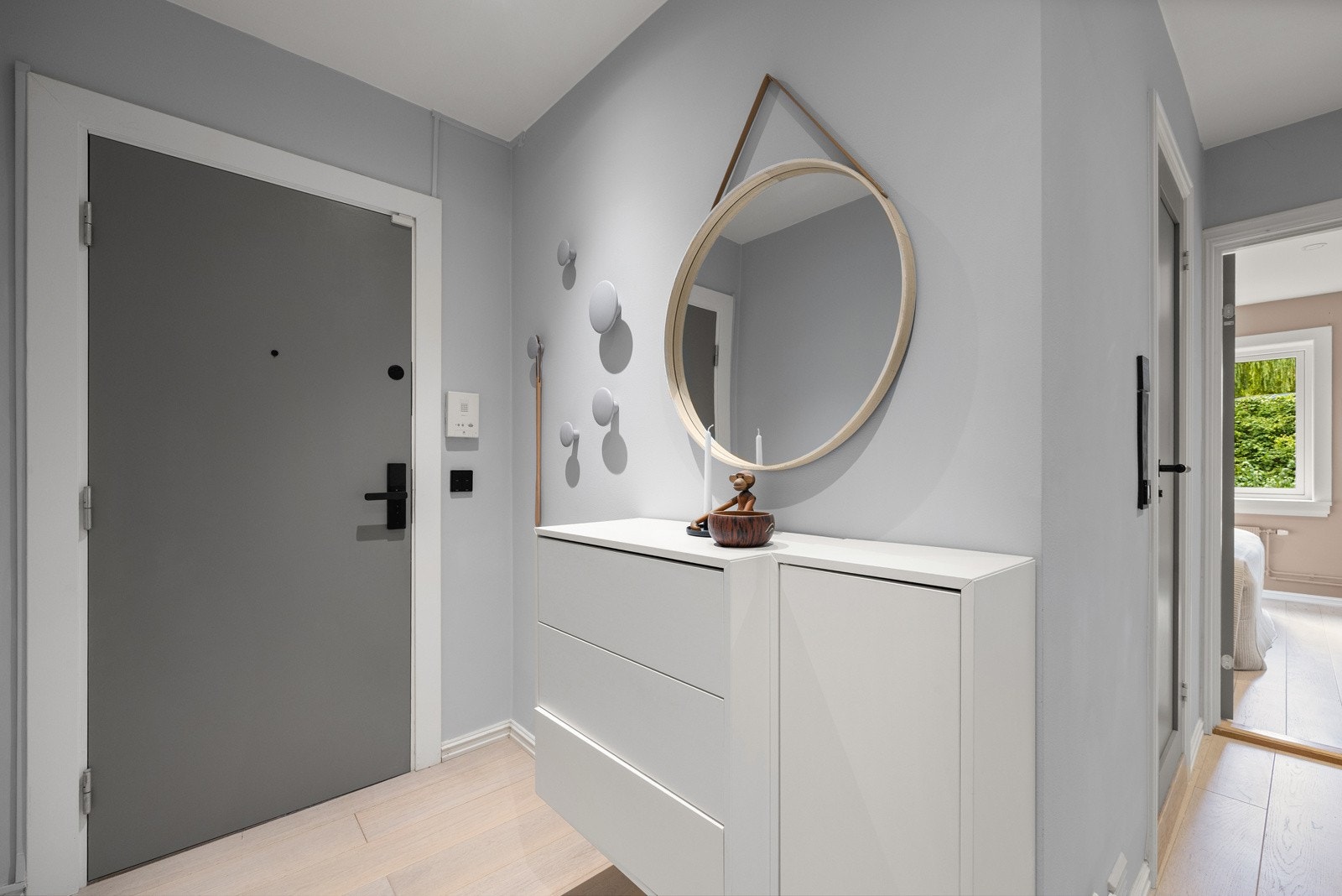 Inngangsdøren til både leiligheten og borettslaget er koblet til nøkkelfritt system ved hjelp av fingeravtrykk eller kodebrikke. Galleribilde