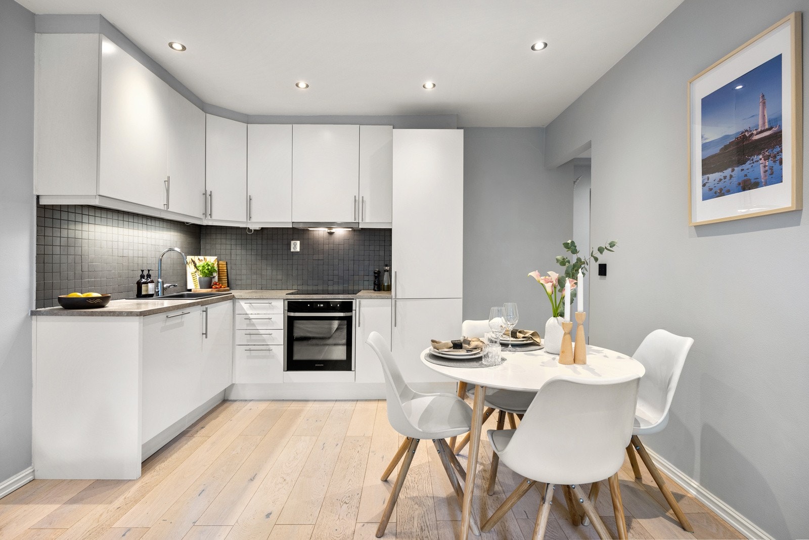 I indre hjørne av stuen er det etablert en åpen kjøkkenløsning. Galleribilde