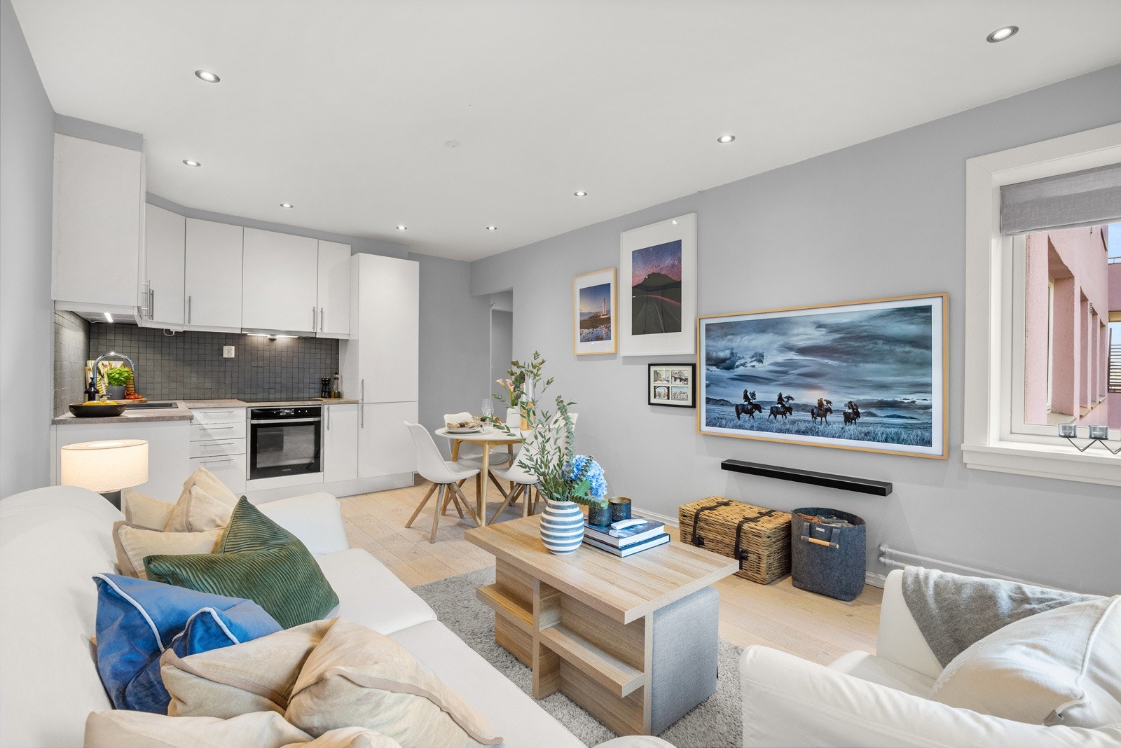 Fin 1-stavs eikeparkett på gulv. Galleribilde