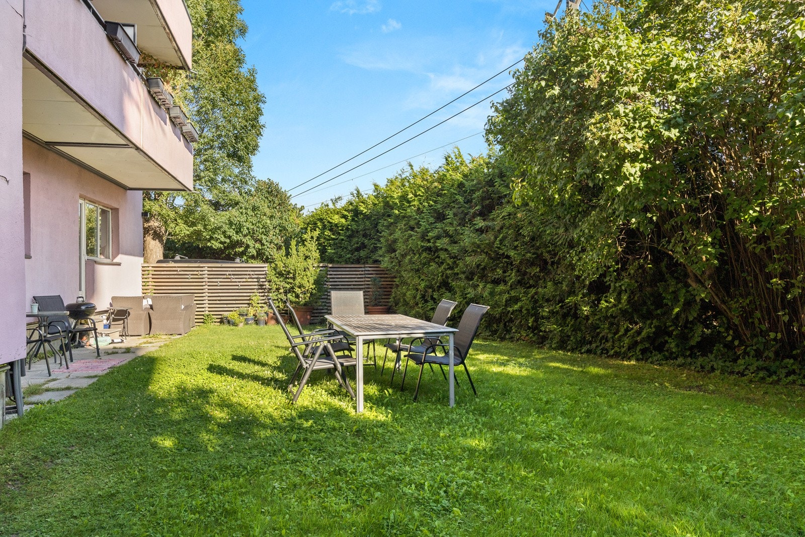 Mye uteareal for et lite borettslag på 14 enheter. Galleribilde