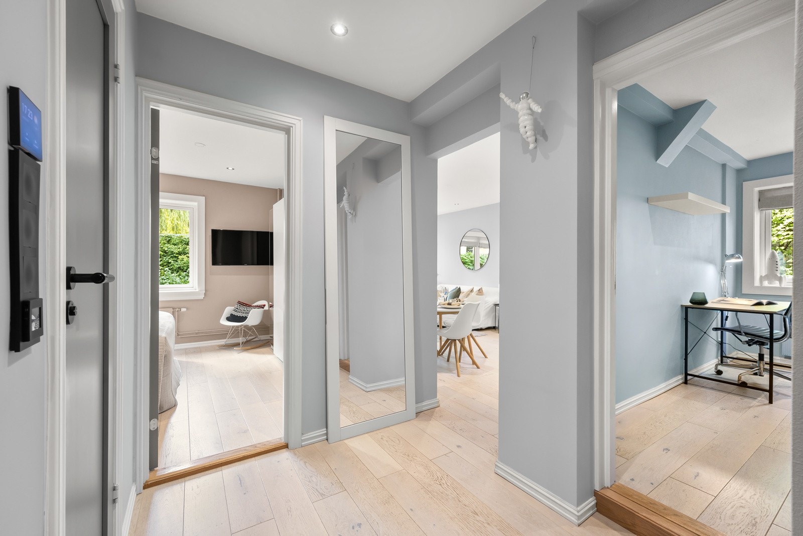 Du møter en lys og fin gang med den samme standarden som er gjennomgående for leiligheten. Galleribilde