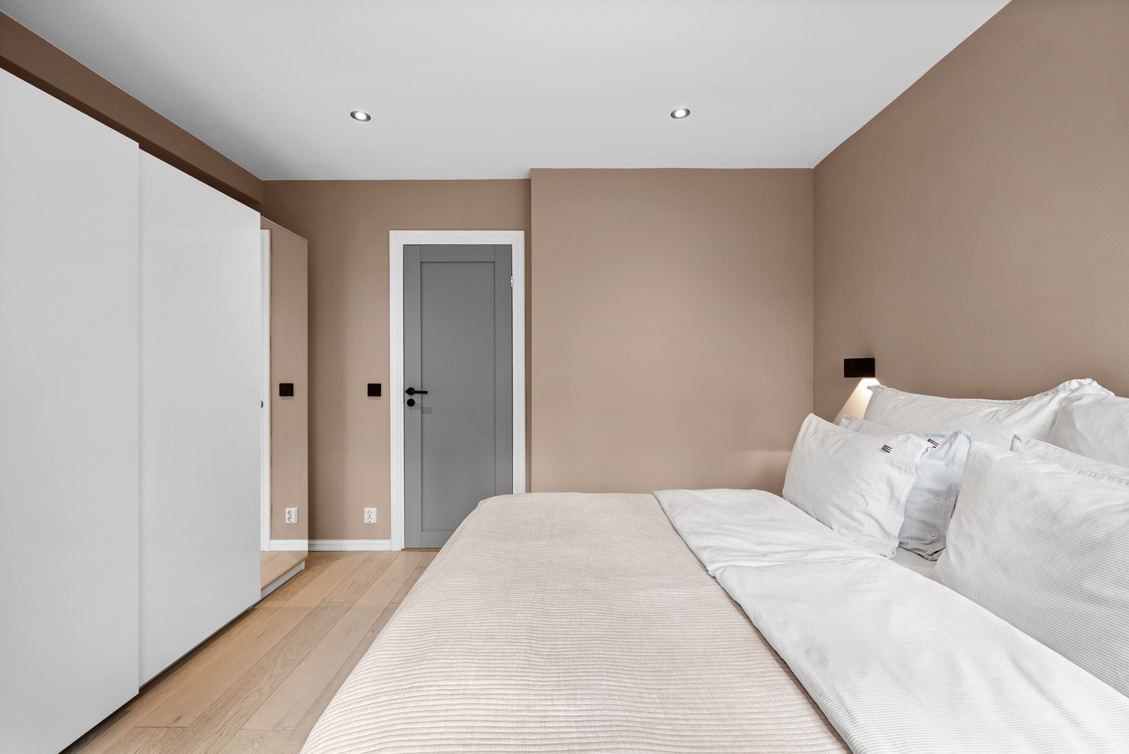 På langs med rommet er det etablert garderobeskap med mer enn god nok oppbevaringsplass for to personer. Galleribilde