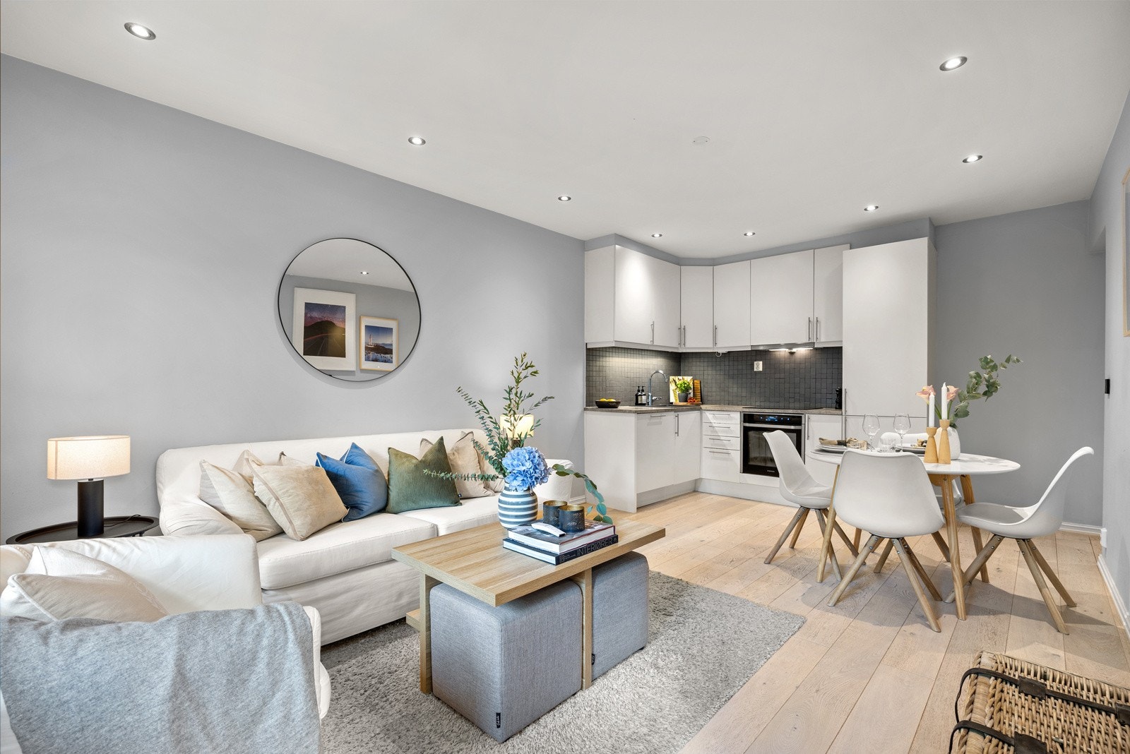 Stuen er avlang og gjør det ukomplisert å innrede både sofagruppe og spisebord. Galleribilde