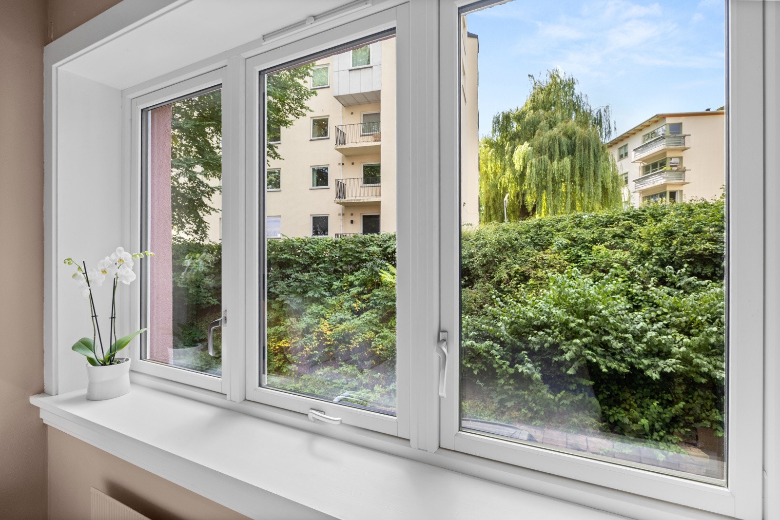 Alle vinduer ble skiftet i 2020. Bygården er frittstående med omringende grønne og luftige omgivelser. Galleribilde