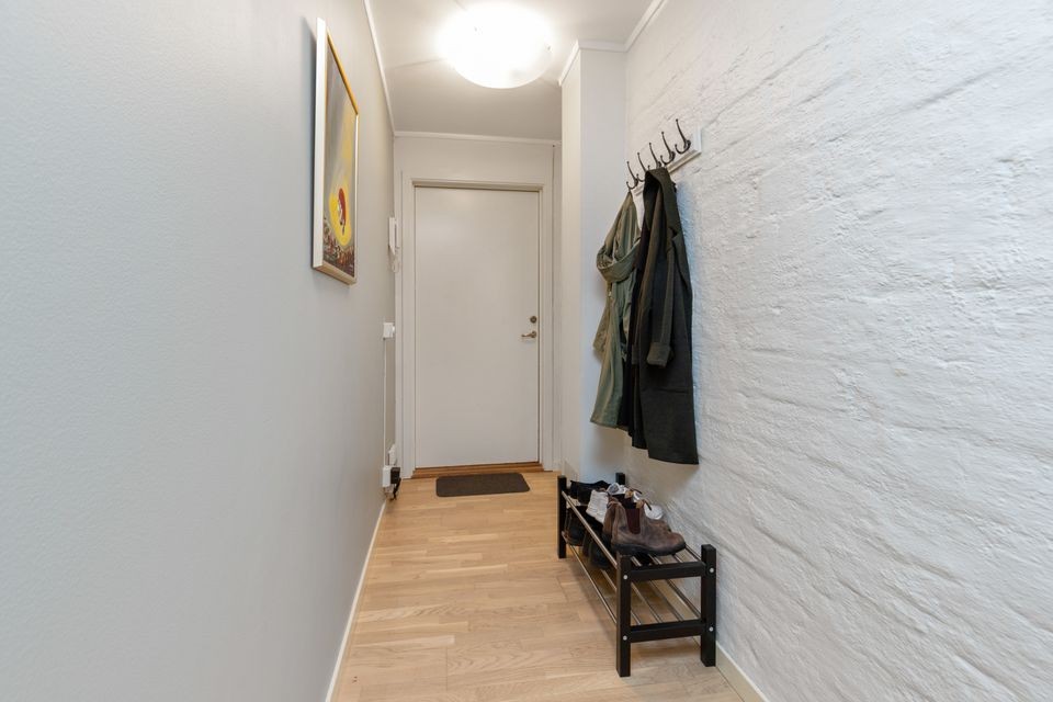 Velkommen inn! Entre med god plass til oppheng av klær og sko Galleribilde