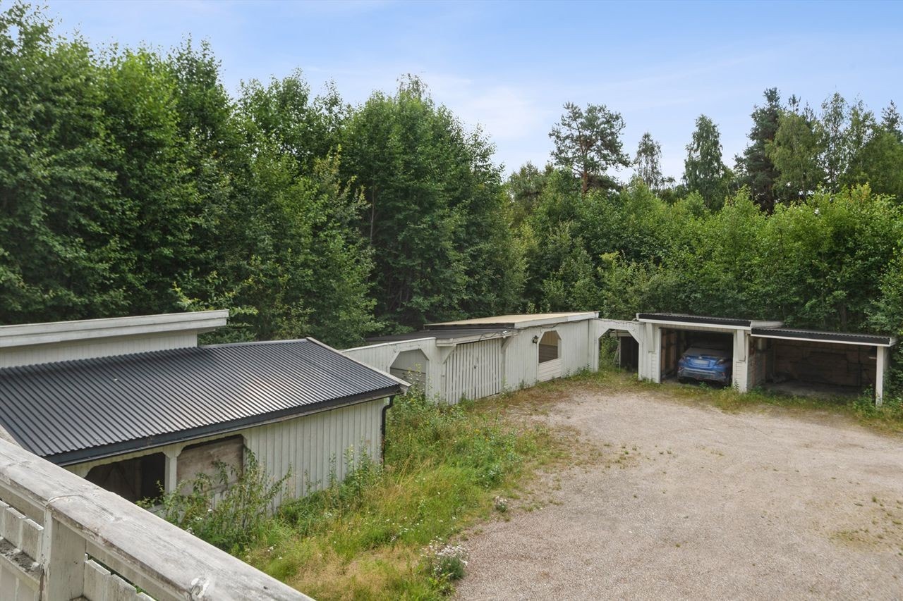 Carporten og bodene gir gode muligheter for parkering og lagring. Galleribilde