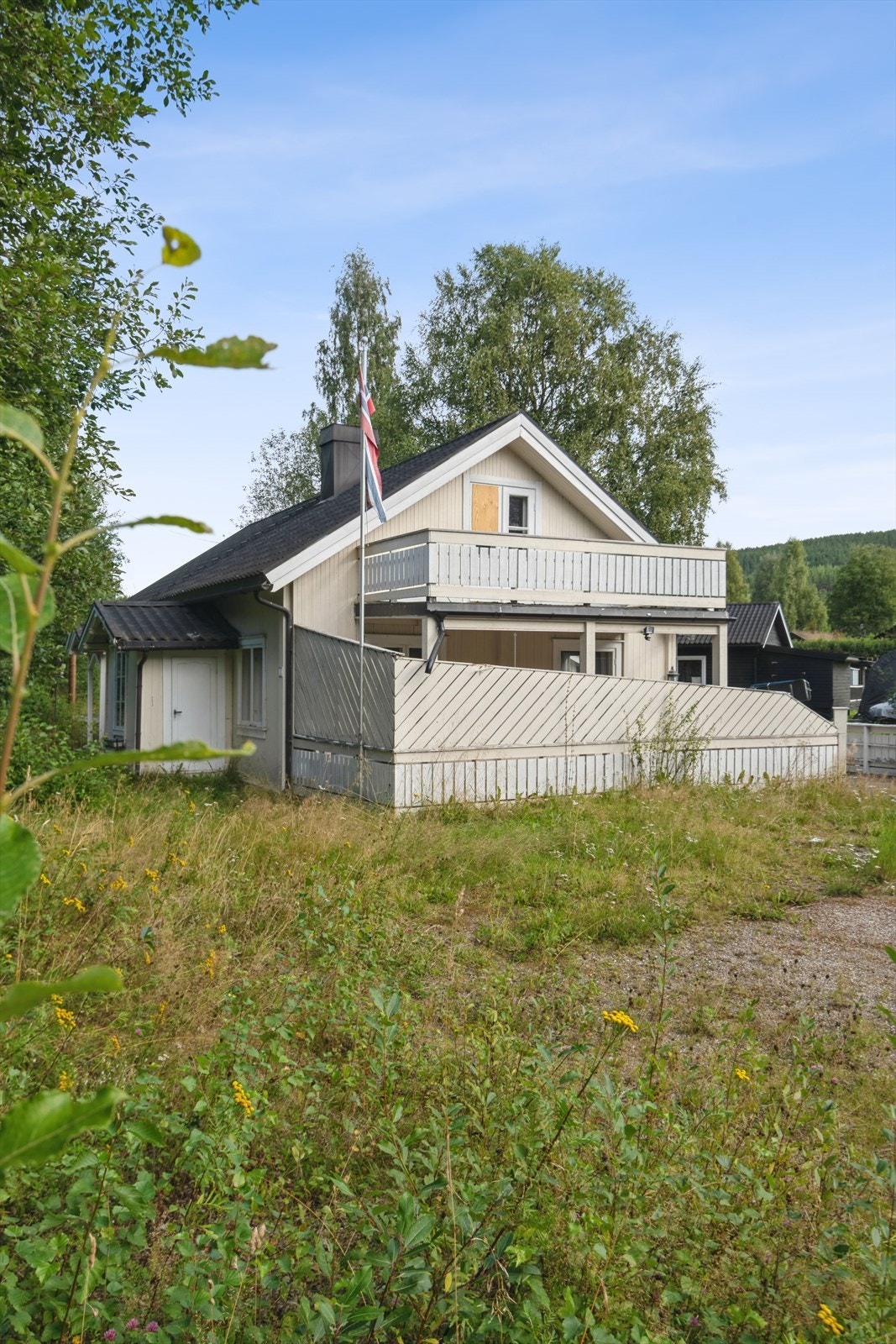 Boligen har en klassisk fasade med stående bordkledning. Galleribilde