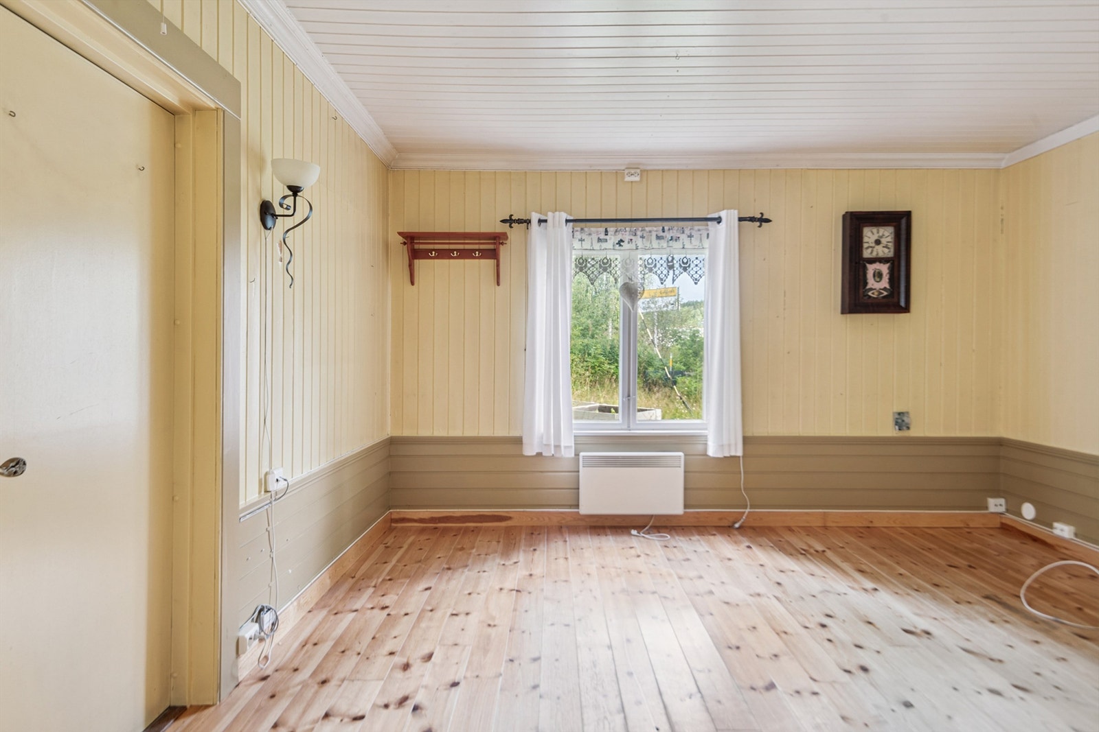 Spisestue/soverom ligger i tilknytning til kjøkkenet og god plass Galleribilde