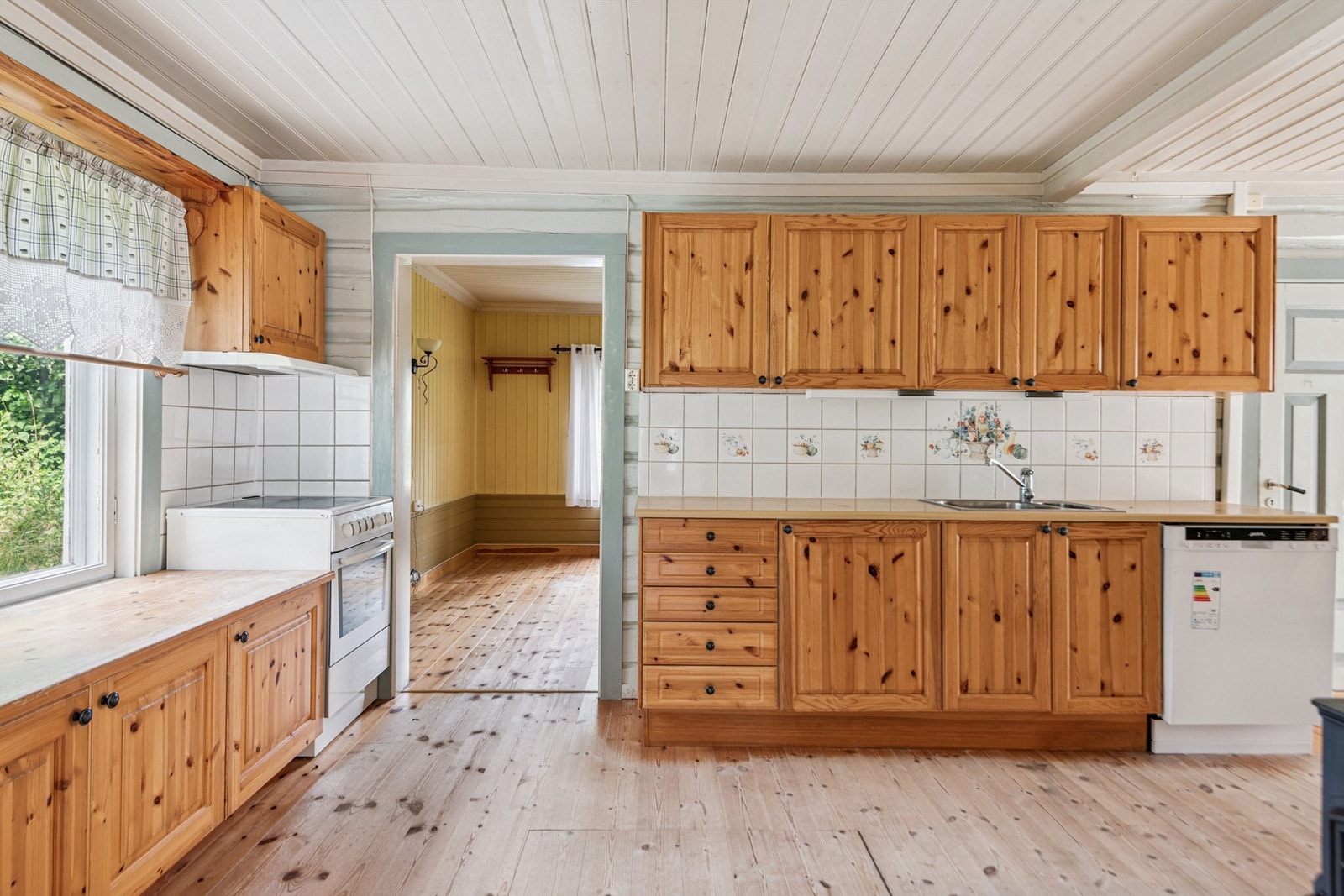 Kjøkkenet har en tradisjonell innredning med profilerte furufronter og benkeplate i laminat og tre. Galleribilde