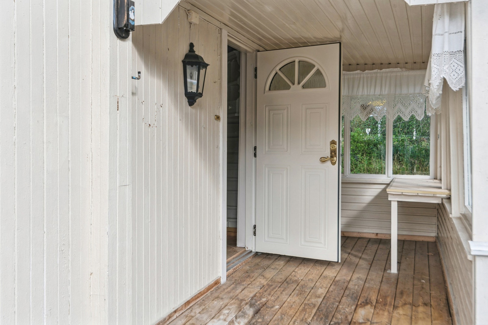 Overbygd inngangsparti som leder inn til entréen Galleribilde