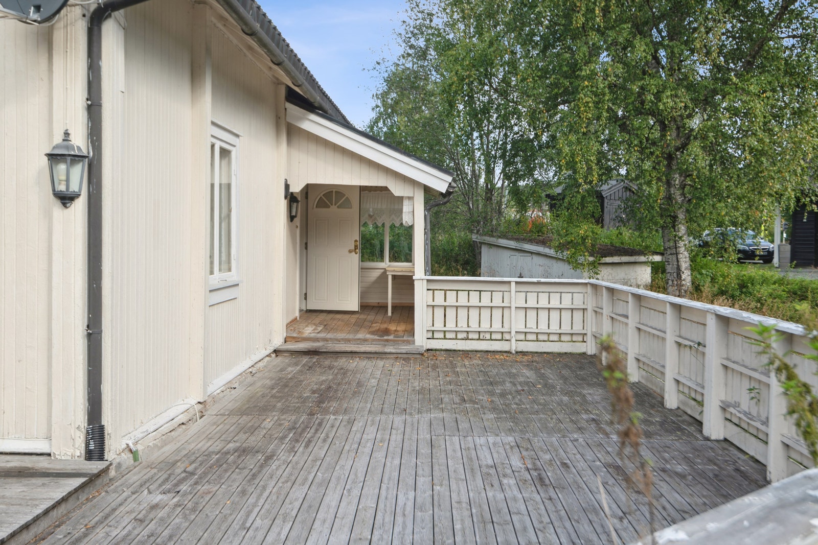 Den store terrassen på 60 m² strekker seg langs sør- og østsiden av bygget. Galleribilde