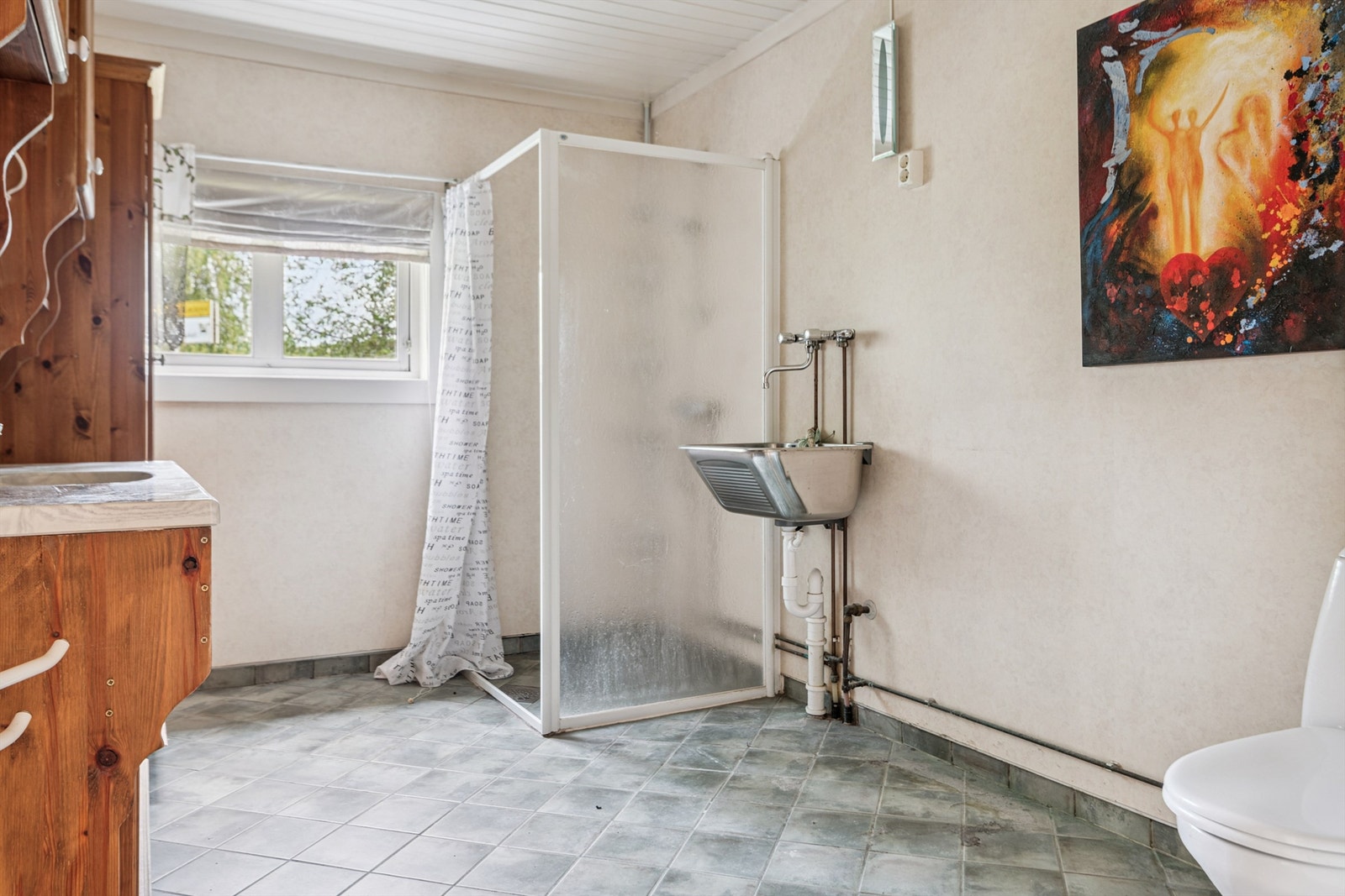 Her er det dusjvegg, toalett, skyllekar og praktisk opplegg for vaskemaskin. Galleribilde