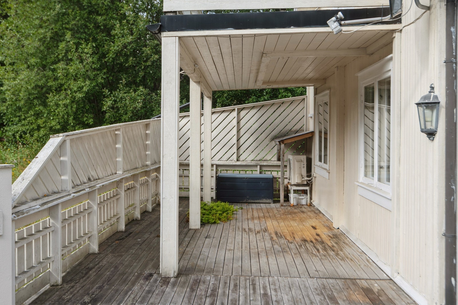 En del av terrassen er overbygget, noe som gir en lun og skjermet uteplass. Galleribilde