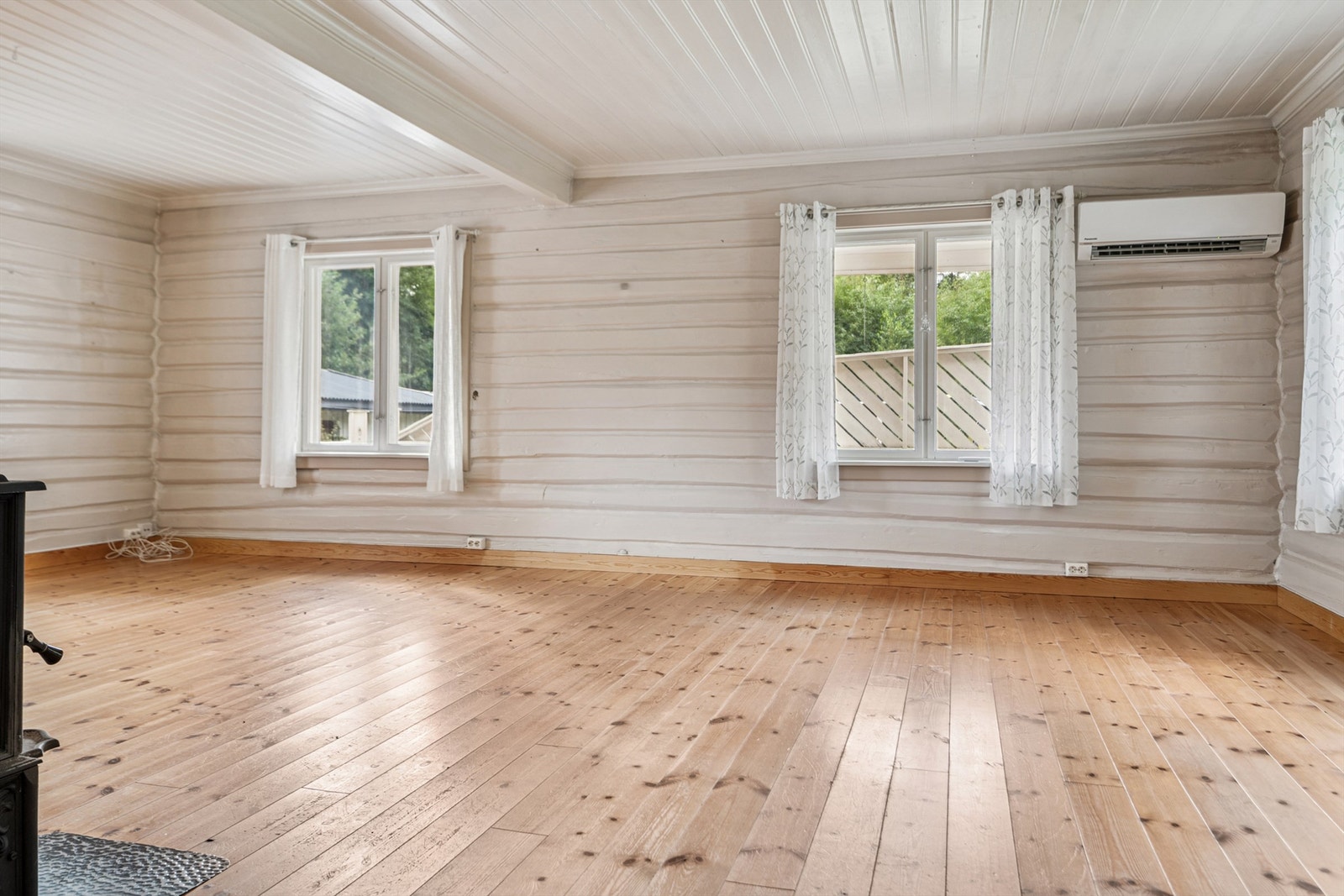 Rommet er utstyrt med en varmepumpe fra 2016 for effektiv oppvarming. Galleribilde