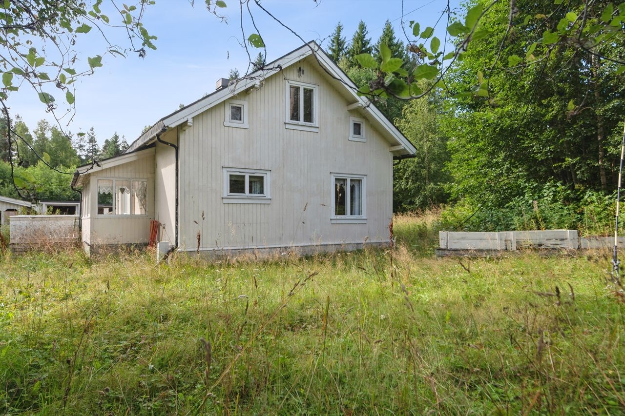 Eiendommen strekker seg over en tomt på ca. 2990 m2 Galleribilde