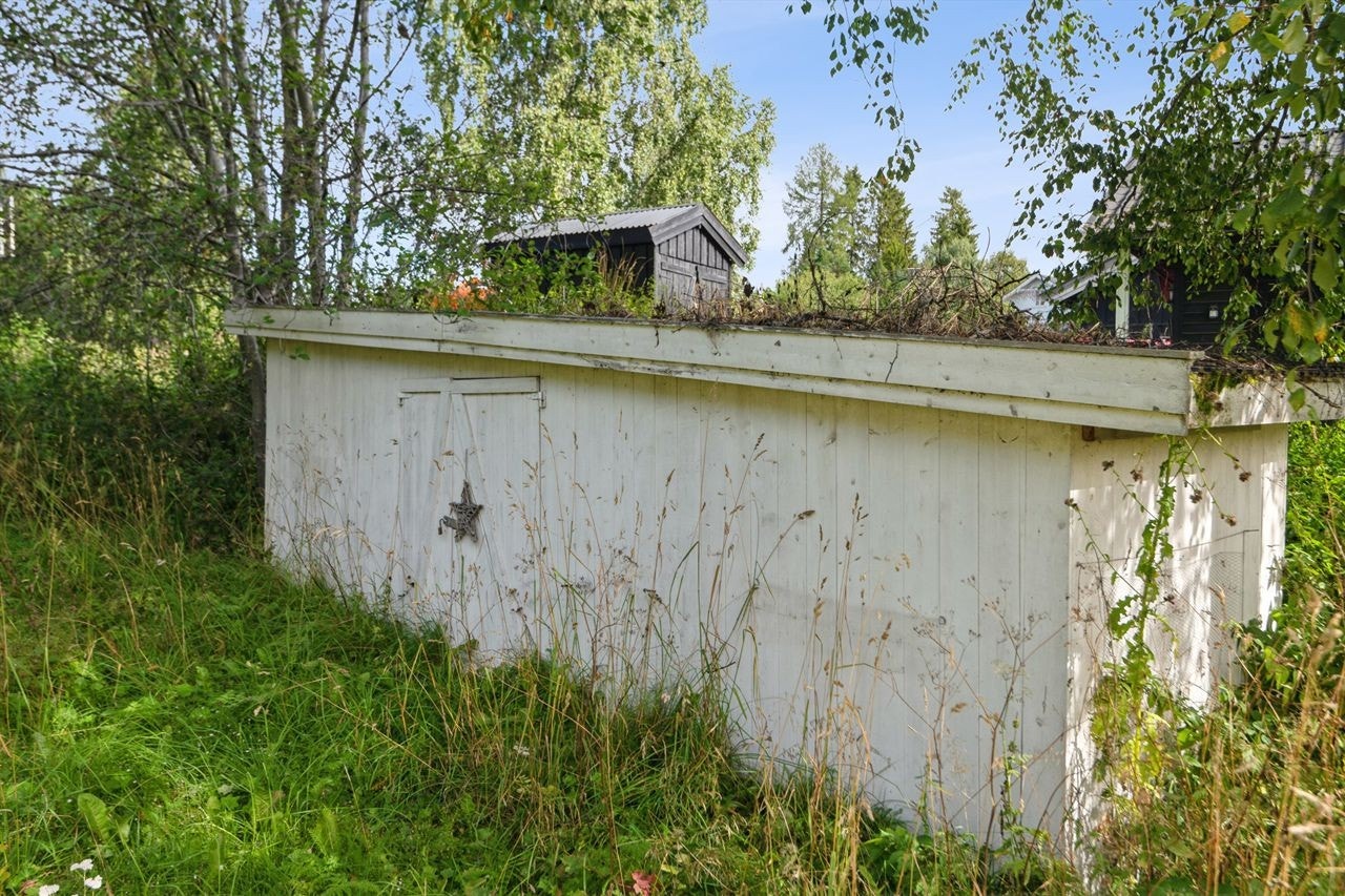 Eiendommen har flere praktiske uthus for diverse formål. Galleribilde