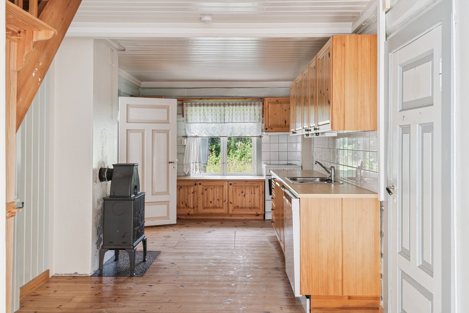 Fra kjøkkenet går trappen opp til loftsetasjen. Galleribilde