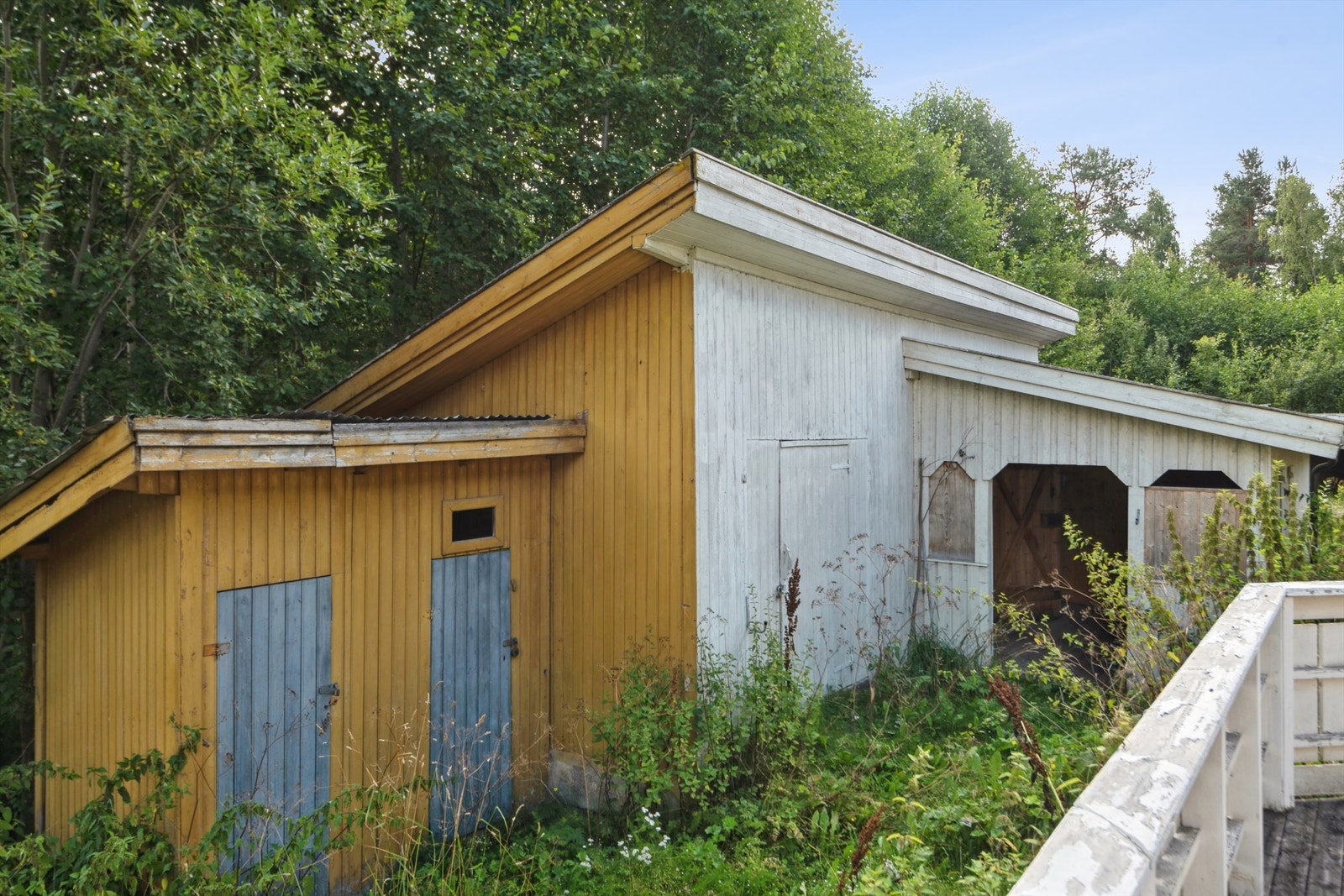 Flere uthus på tomten gir ytterligere lagringsplass/ekstra hobbyrom Galleribilde