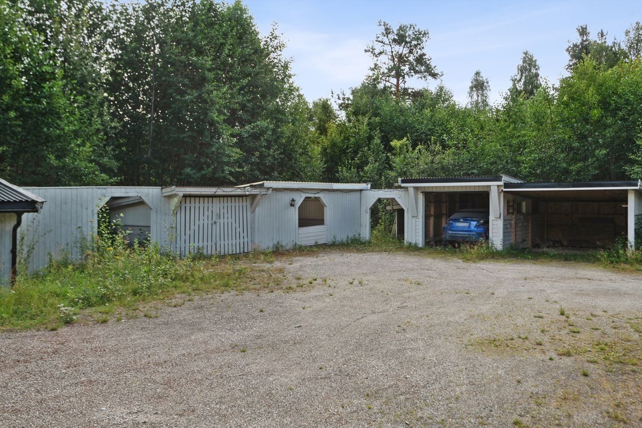 Til eiendommen hører en åpen carport med to løp og tilstøtende boder. Galleribilde