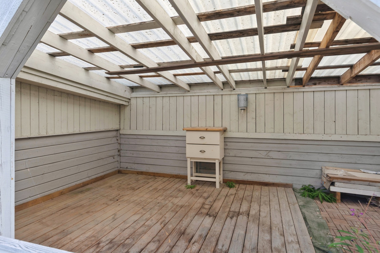 I tilknytning til carporten er det også opparbeidet overbygde sittesoner. Galleribilde