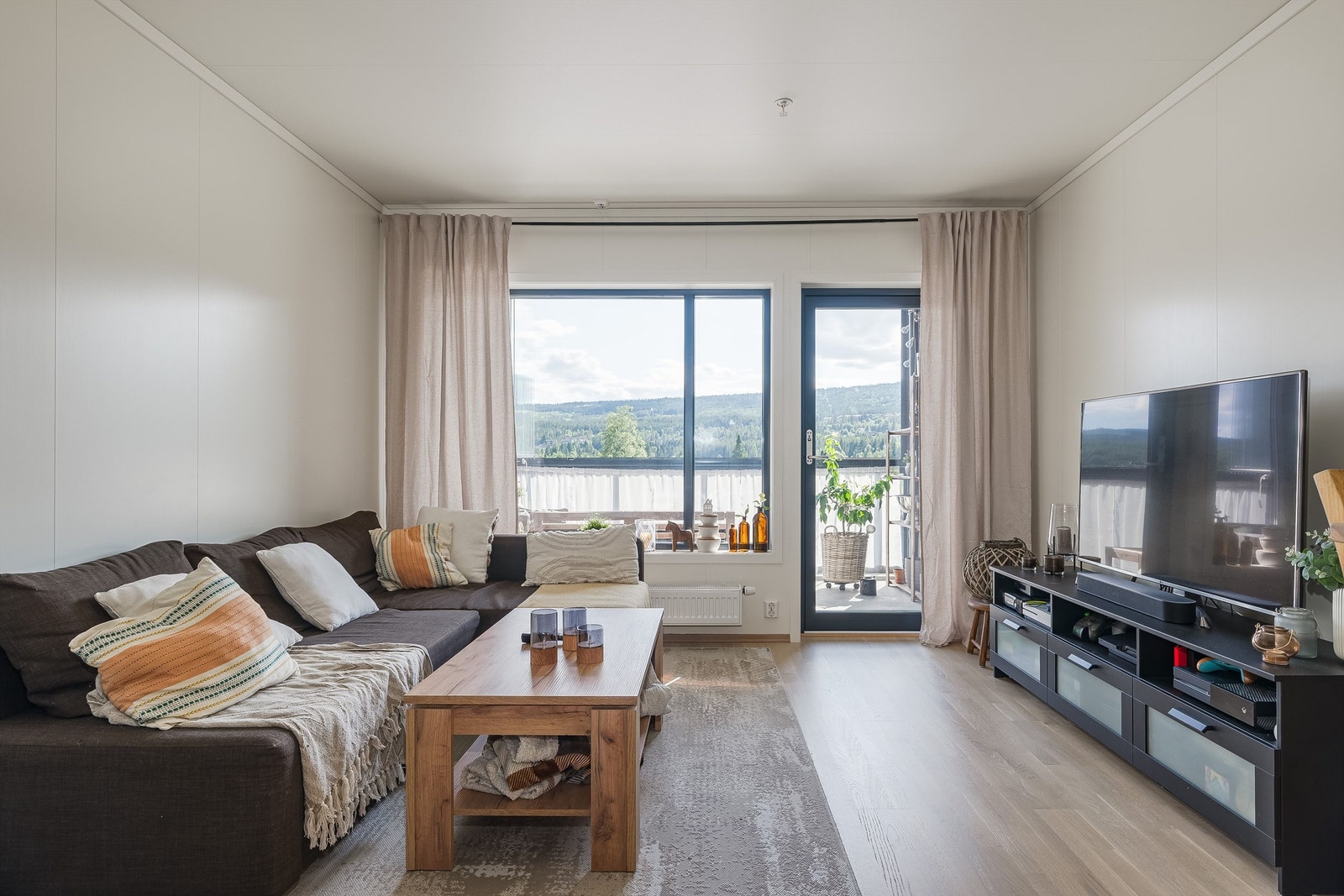 Fra stuen er det utgang til en vestvendt, innglasset balkong på 9 m². Speilvendt bilde fra lik leilighet i 2.etasje. Galleribilde