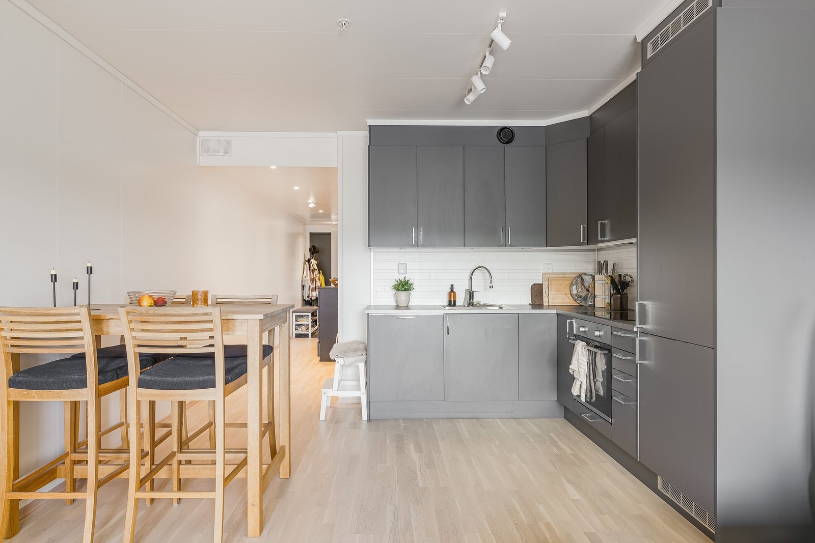 Den åpne løsningen gir god plass til både spisebord og sofagruppe. Galleribilde