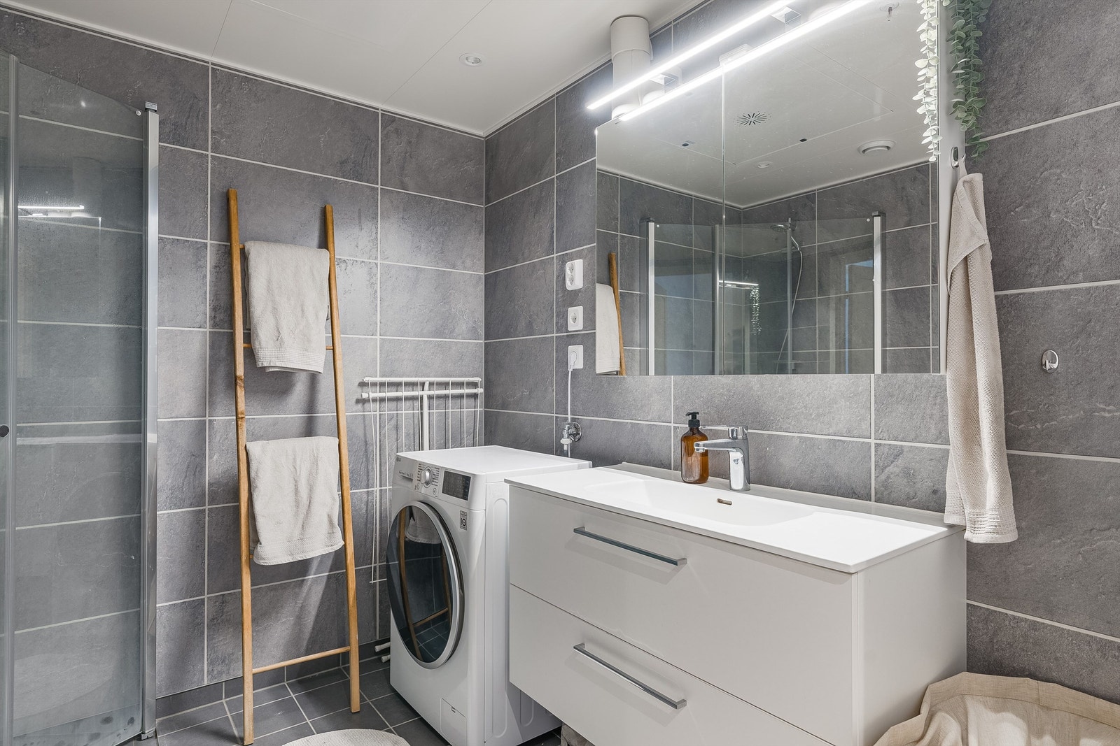 Her er det vannbåren gulvvarme for økt komfort og opplegg for vaskemaskin. Galleribilde