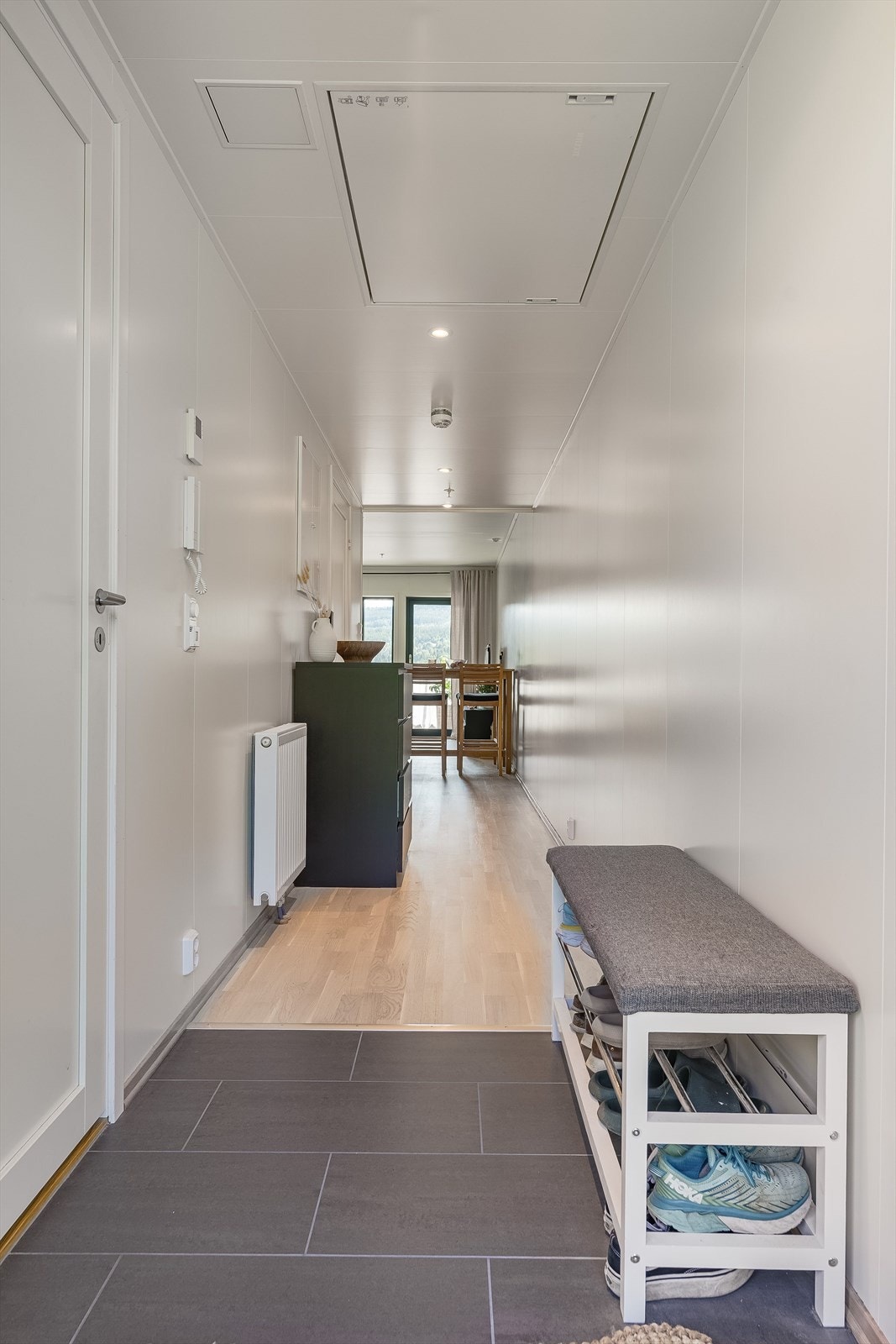 Du ønskes velkommen inn i en lys entré med flislagt gulv. NB! Alle innvendige bilder er speilvendt. Galleribilde