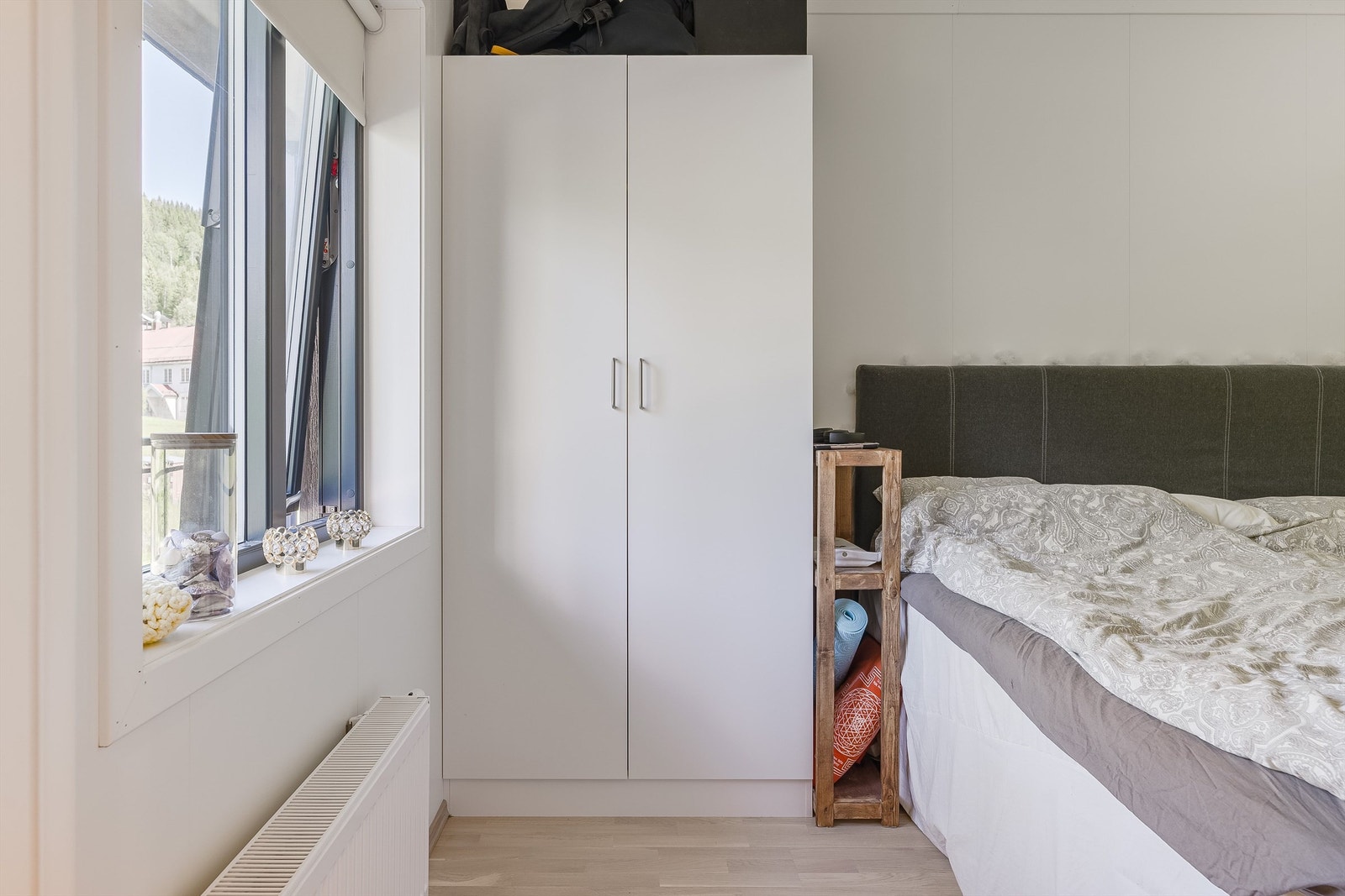 Rommet har overflater fra 2023 og oppvarming via radiator. Speilvendt bilde fra lik leilighet i 2.etasje. Galleribilde