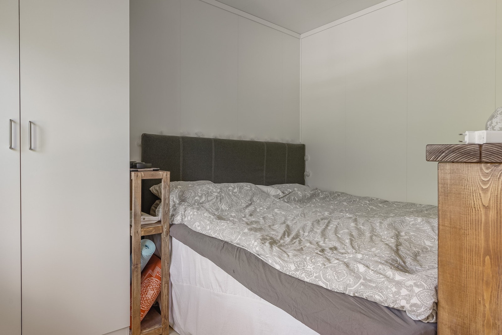 Leilighetens soverom har plass til dobbeltseng og garderobeløsning. Galleribilde