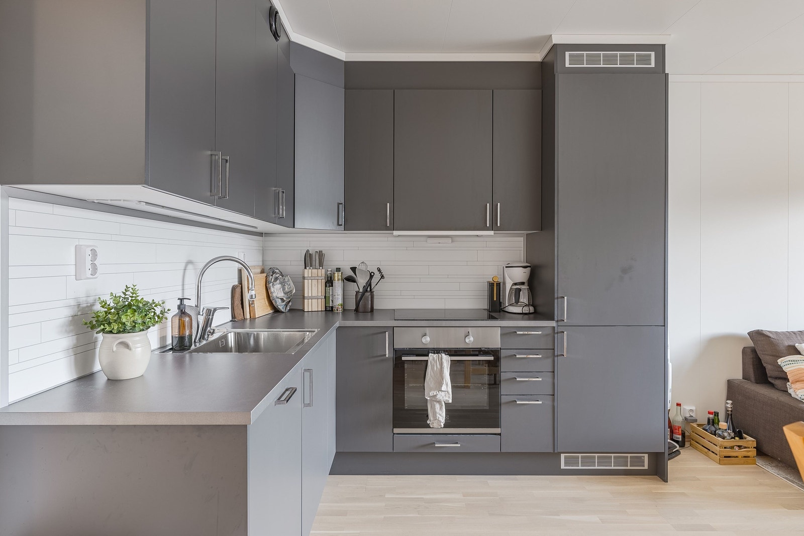 Kjøkkenet fra 2023 har integrerte hvitevarer og laminatbenkeplate. Galleribilde