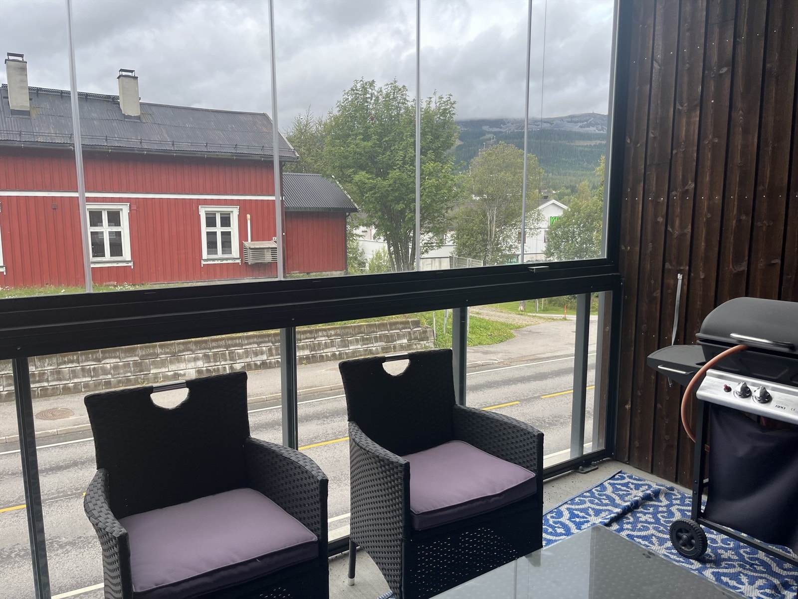 Innglassede balkong med vinduer som skyves til side. Galleribilde