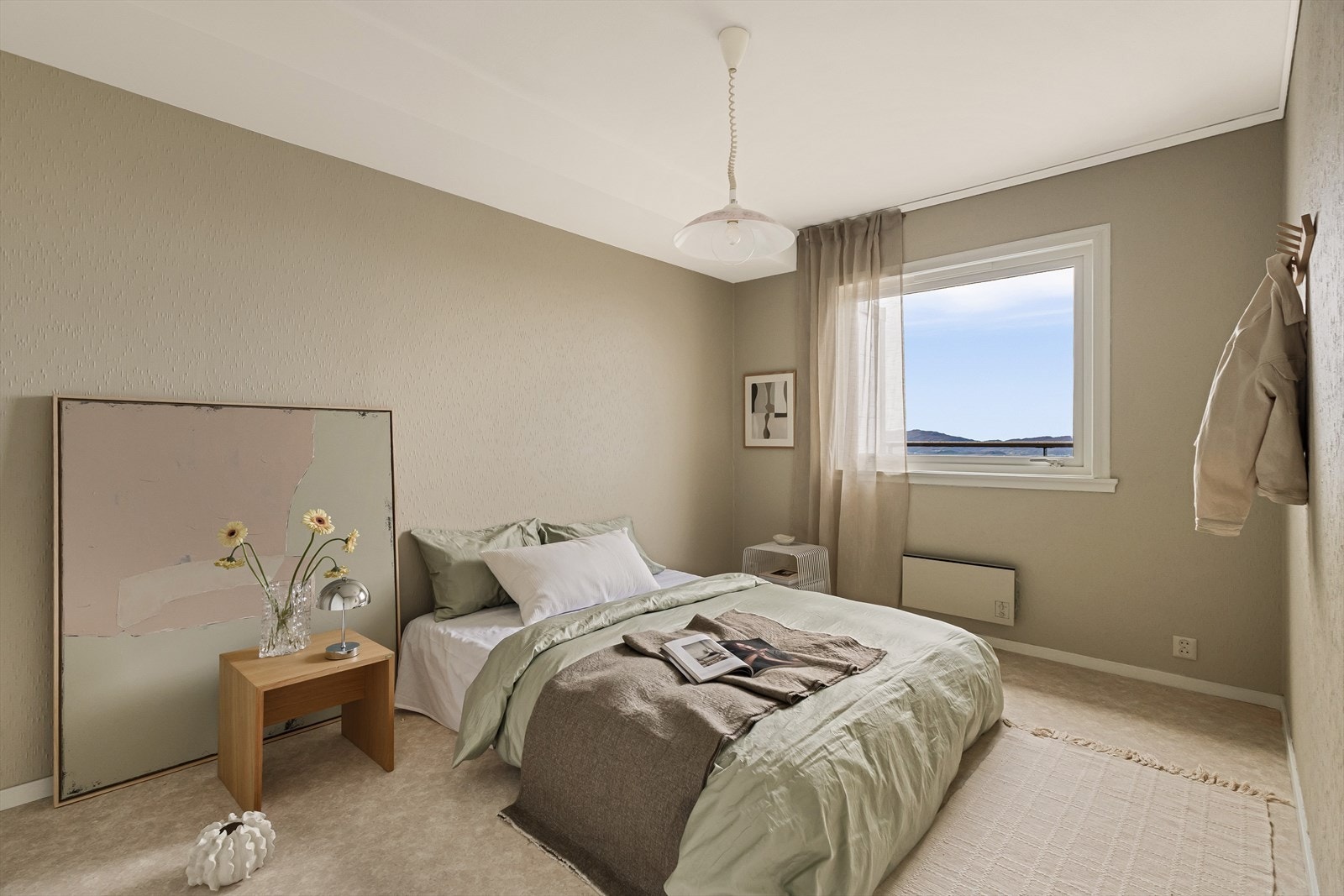 Soverommet måler 12,4 m² med god plass til dobbeltseng, nattbord og stor garderobe. Galleribilde