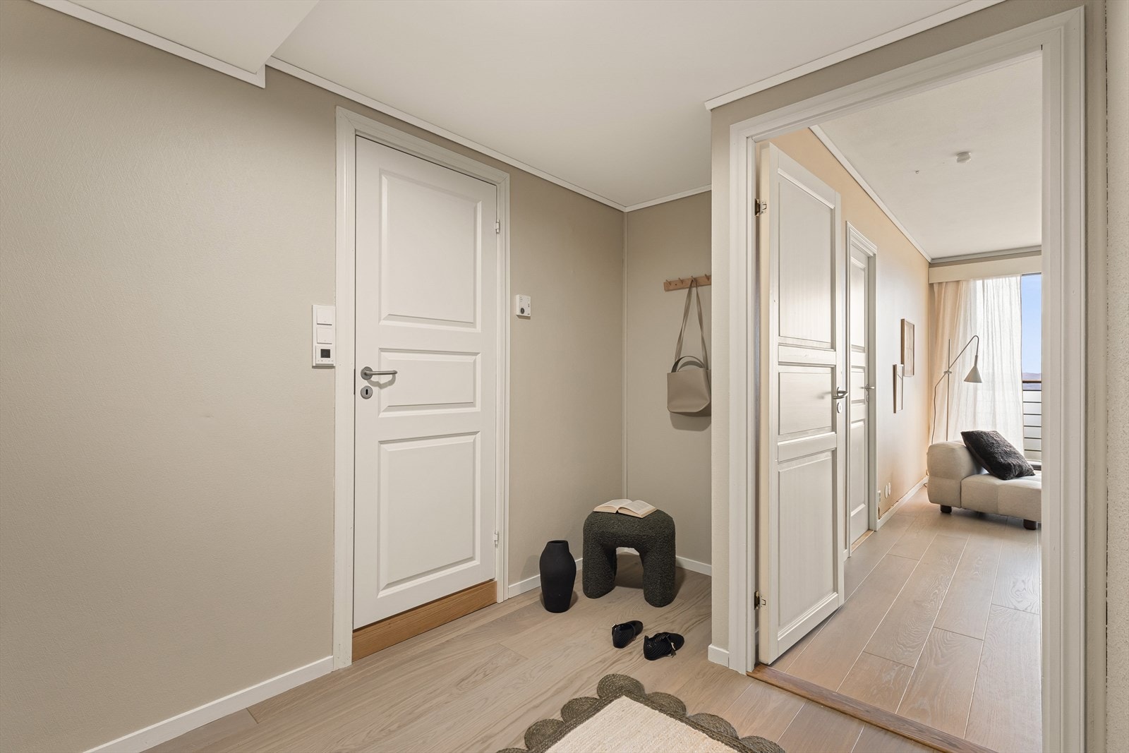 Badet har tilkomst fra gangen. Her finner du også kontrollpanel til balansert ventilasjon som er nytt fra 2023. Galleribilde