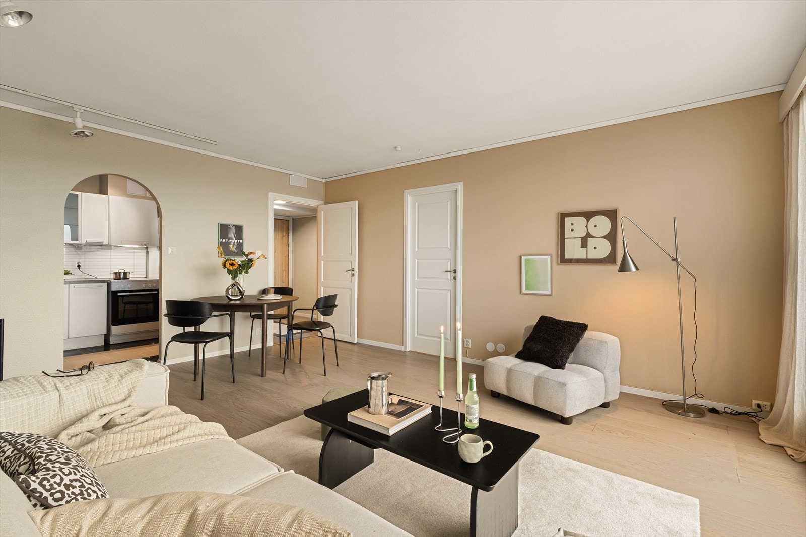 Stuen er lys og fin med plass til både sofagruppe og spisebord. Galleribilde