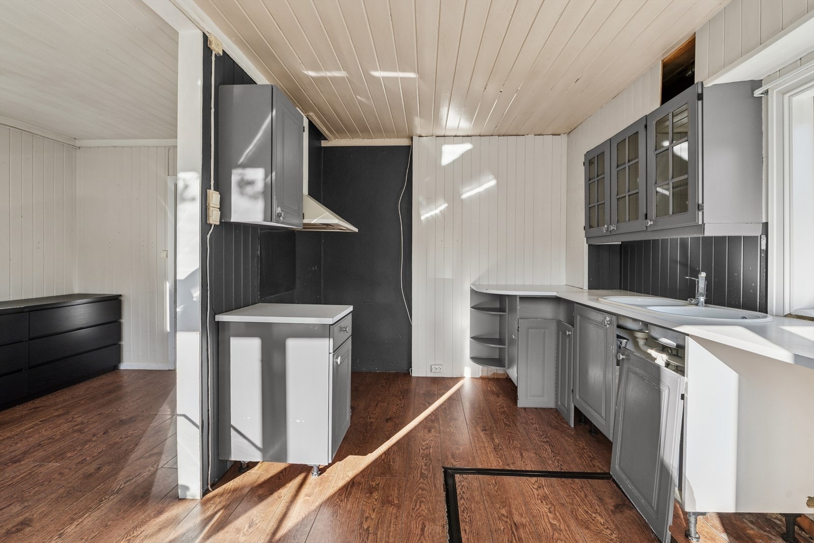 Kjøkkeninnredning er av ukjent alder men malt igjennom tidene. Innredningen har profilerte fronter og benkeplate av laminat. Galleribilde