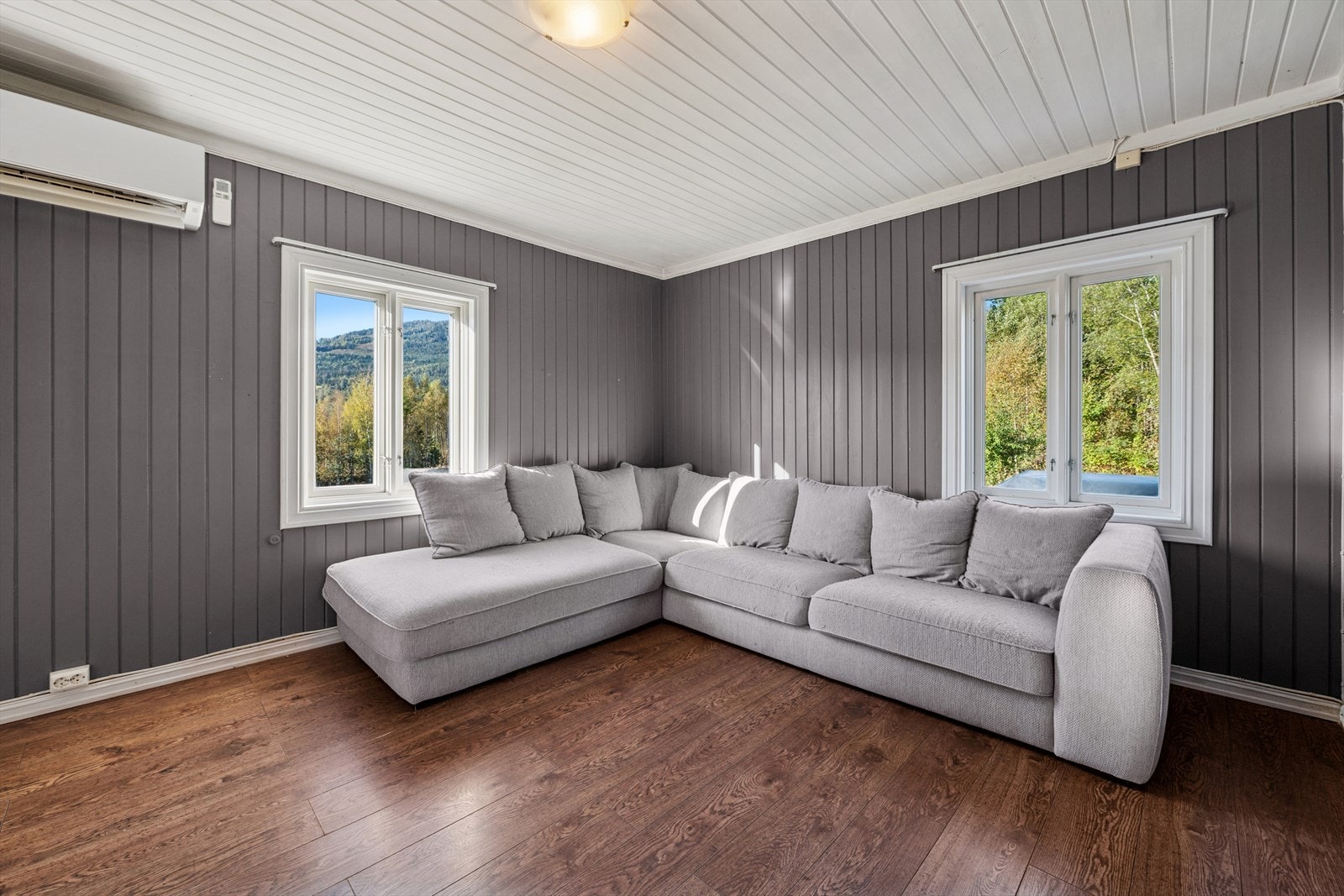 Stuen legger til rette for sosiale sammenkomster således som for avslapping og familiehygge Galleribilde