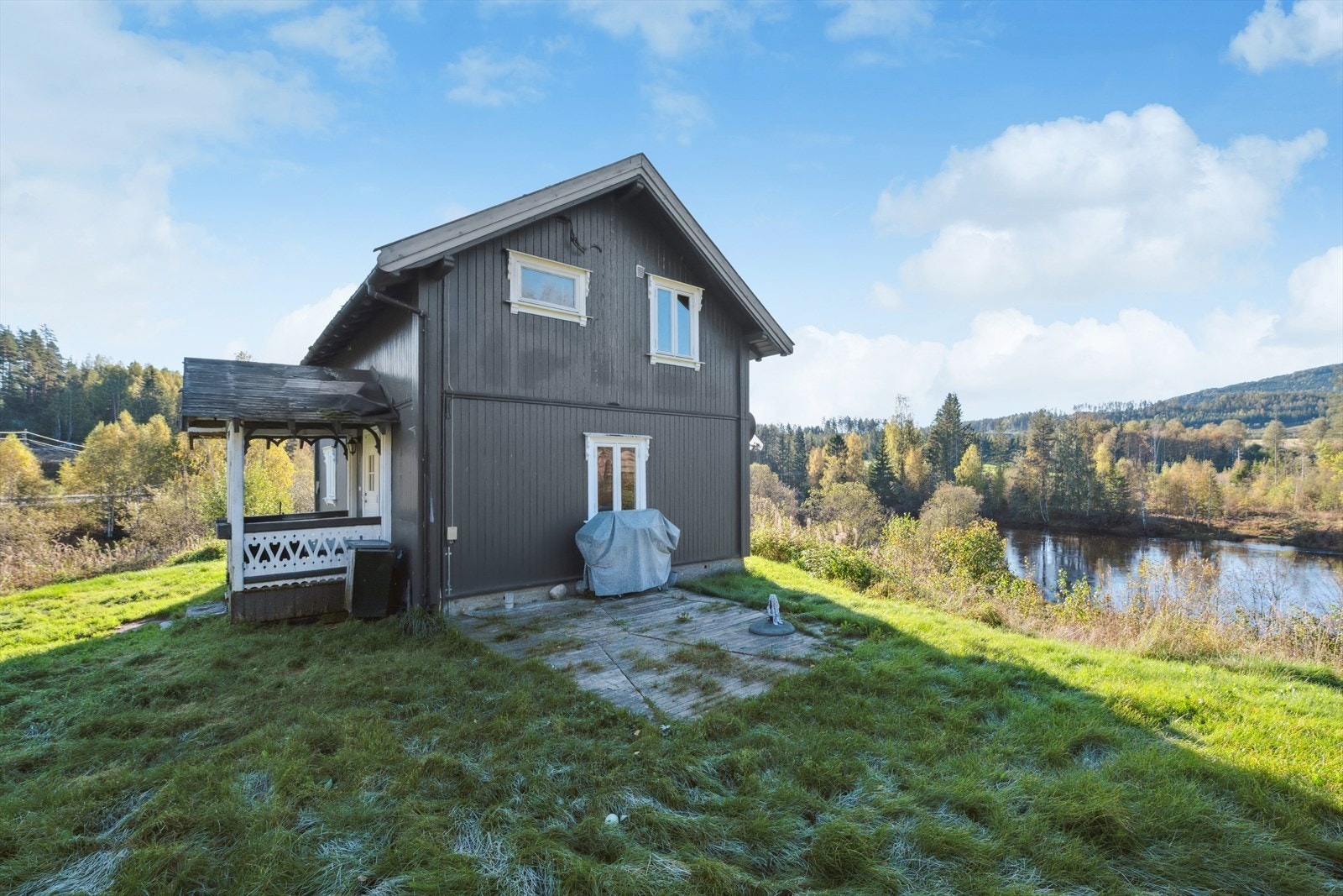 Eiendommen ligger langs Sigdalsveien, i naturskjønne omgivelser i Prestfoss Galleribilde