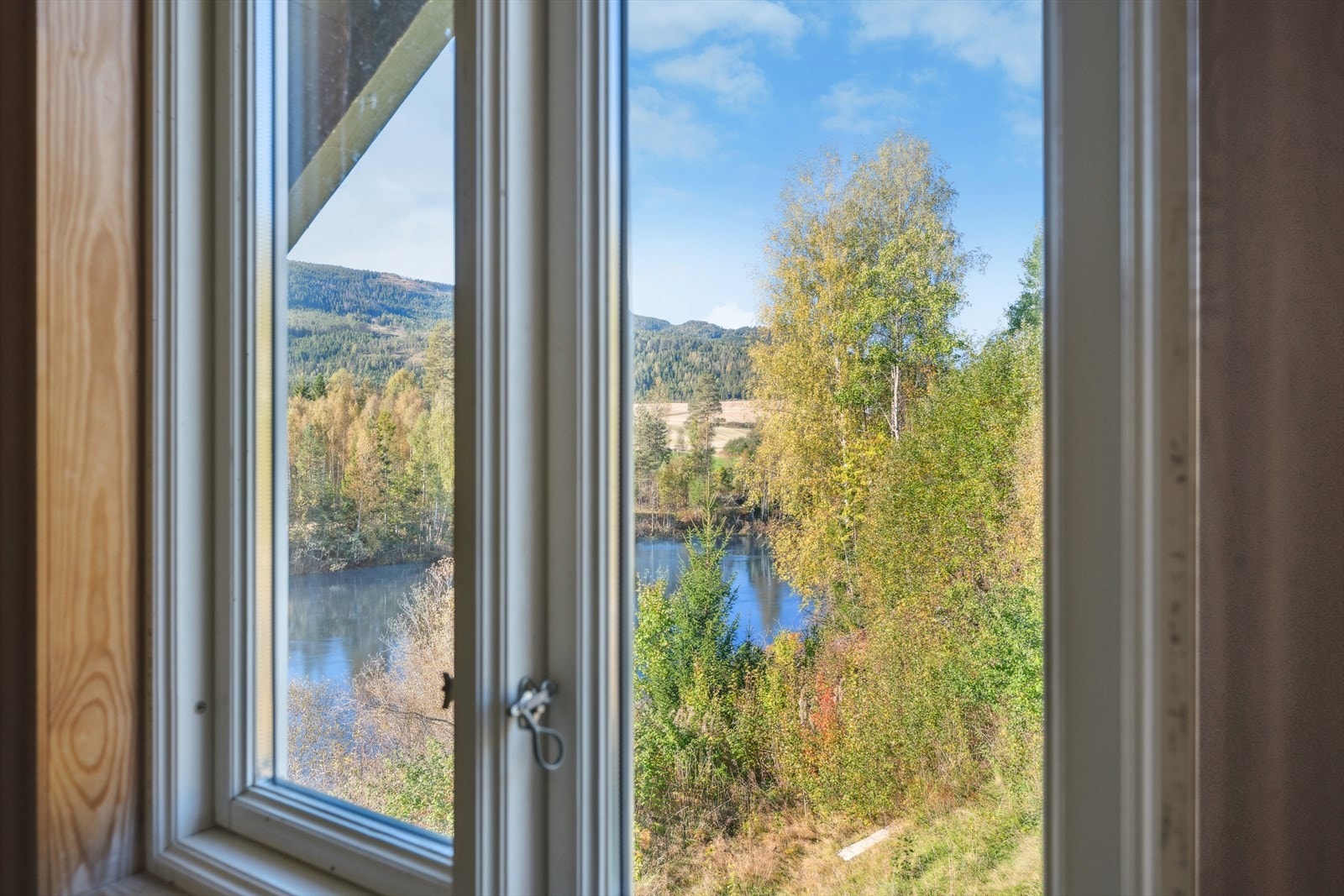 Utsikt fra et av soverommene mot elva og landskapet rundt Galleribilde