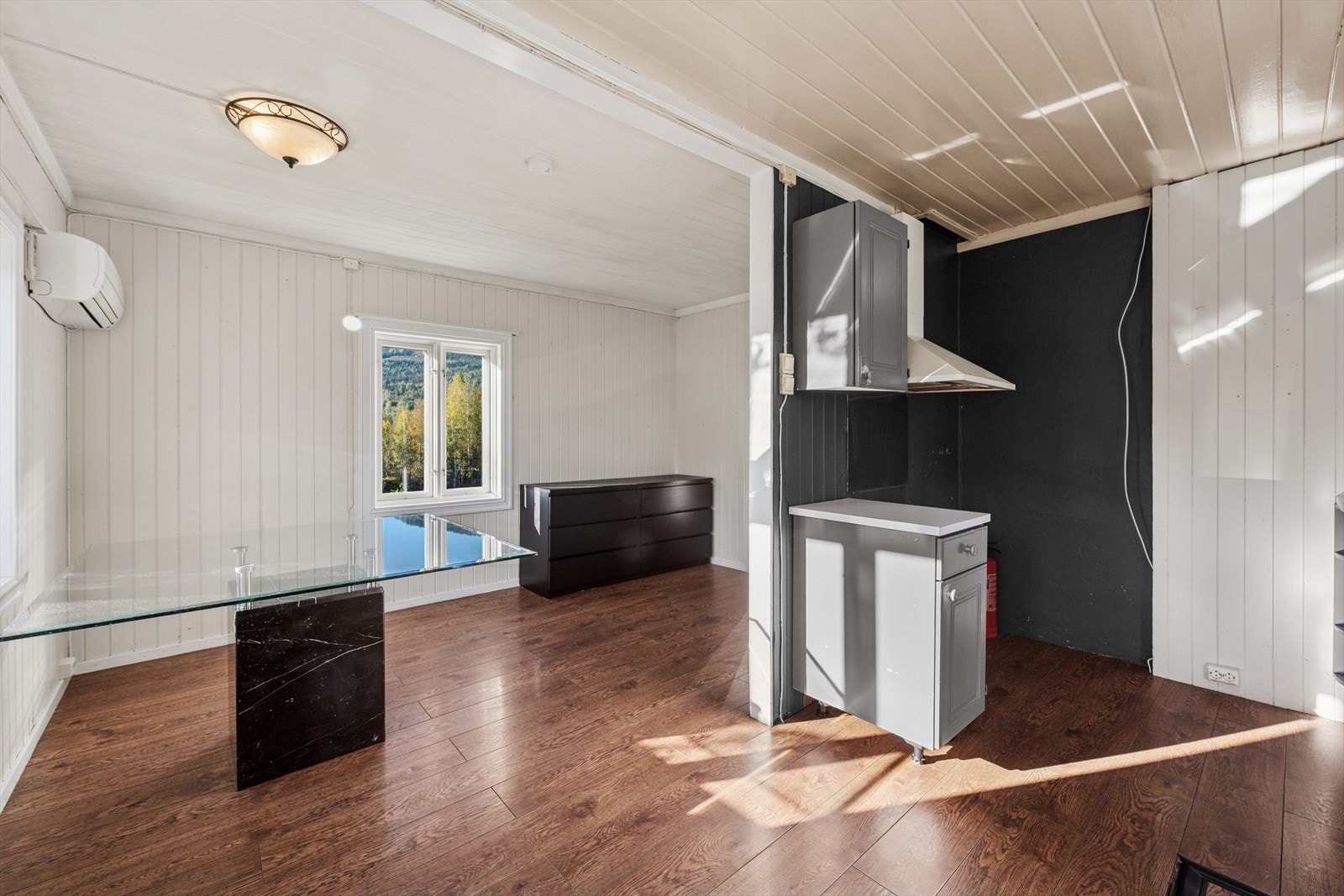 Kjøkkenet har plass til frittstående hvitevarer Galleribilde