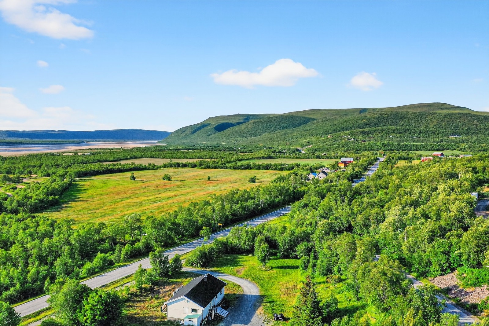 Fylkesvei890 som går til Austertana, Berlevåg og Båtsfjord. Galleribilde