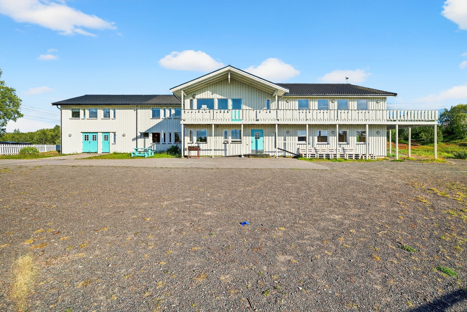 Fasade front med godt opparbeidet ute områder med gruset og delvis asfaltert- Galleribilde