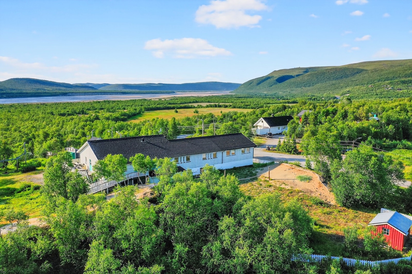 Uteareal. Bod til venstre er brukt som lagring av skolens utstyr. Galleribilde